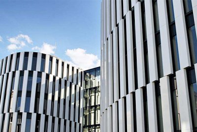 鋁單板幕墻和玻璃幕墻相比有何優(yōu)缺點