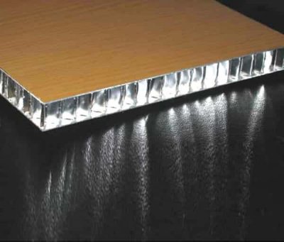 鋁蜂窩板是采用高韌性粘接劑研制成的復(fù)合材料